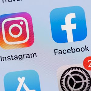 Social Media Affects Opinions, But Not the Way You Might Think