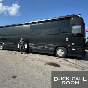 Willie Robertson’s in His New Tour Bus Era & Uncle Si is Here For It