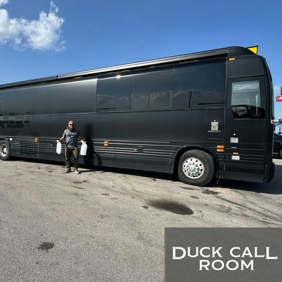 Willie Robertson’s in His New Tour Bus Era & Uncle Si is Here For It
