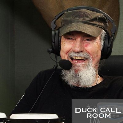 Uncle Si Chooses the Winner of the Best Robertson Beard Contest