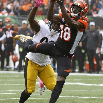 Locked On Bengals - 7/28/2019 - Training Camp Opens! AJ Green leaves on crutches. We hope for the best.
